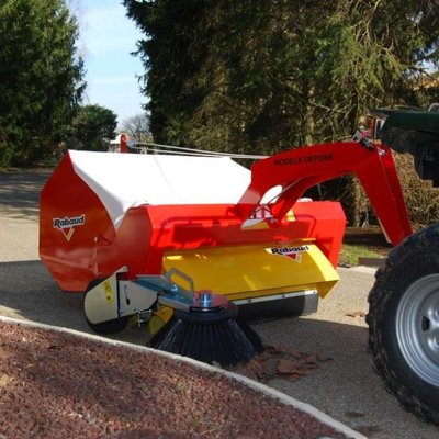 Materiels - Balayeuse - BALAYEUSE TRACTEE RAMASSEUSE 1000A