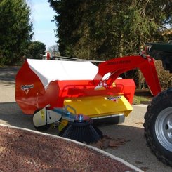 Materiels - Balayeuse - BALAYEUSE TRACTEE RAMASSEUSE 1000A