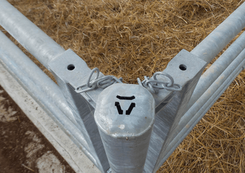 Materiels - Cage de contention - PACK DE 25 POTEAUX TREFLE 2DL EN ANGLE D.102MM L.2.13M