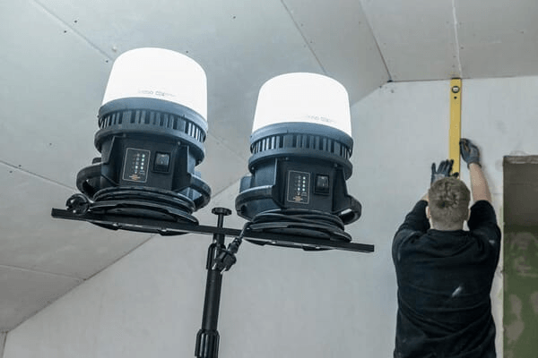 Pièces agricoles - Outils atelier - Lampe de travail hybride LED à batteries multiples 12050 MH, 12000 lm, IP54