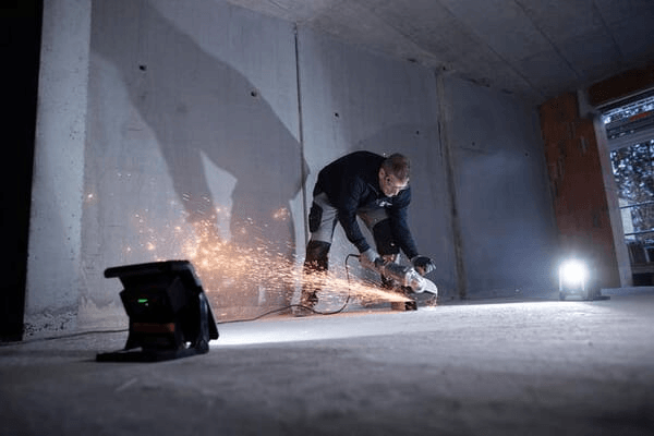 Pièces agricoles - Outils atelier - Lampe de travail LED multi-batterie 4000 MA, 4500 lm, IP65