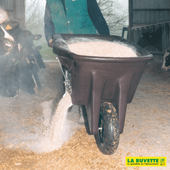 Materiels - Matériel d'élevage - autre - BROUETTE DISTRIBUTRICE