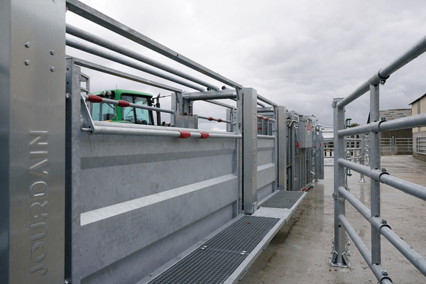 Materiels - Matériel d'élevage - autre - MARCHEPIED -U- RELEVABLE POUR BARRIERE TOLEE L.3M V2