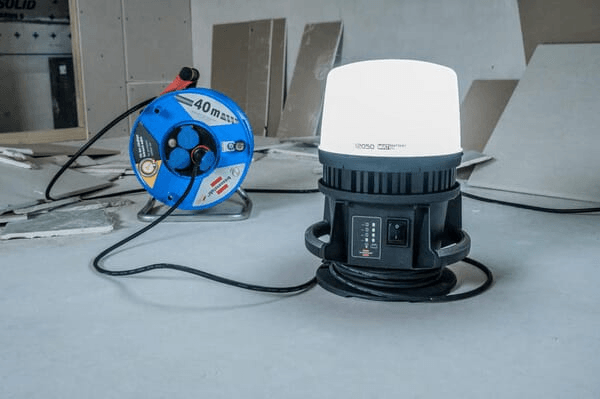 Pièces agricoles - Outils atelier - Lampe de travail hybride LED à batteries multiples 12050 MH, 12000 lm, IP54