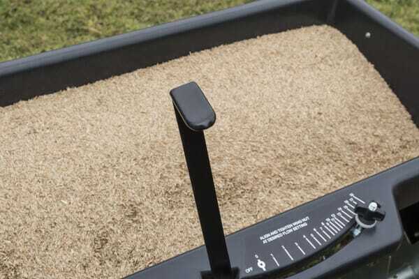 Pièces agricoles - Jardin et forêt pièce adaptable - Épandeur/Aérateur à pointes Poly 42" 100, à remorquer