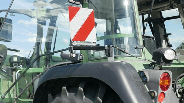 Pièces agricoles - Eclairage - Jeu de panneaux d'avertissement de surlargeur, support télescopique à changement rapide escamotable, feu arrière 12V