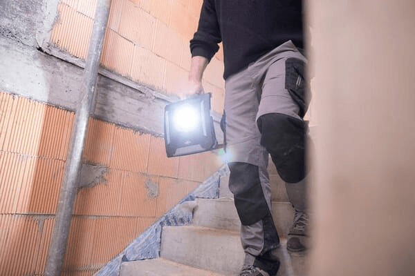 Pièces agricoles - Outils atelier - Lampe de travail hybride LED à piles multiples 6050 MH, 6200 lm, IP65