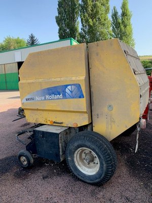 Presse à balles rondes New Holland BR 550
