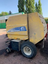 Presse à balles rondes New Holland BR 550 - 1