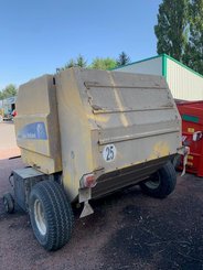 Presse à balles rondes New Holland BR 550 - 2