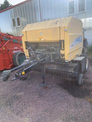 Presse à balles rondes New Holland BR 550 - 1