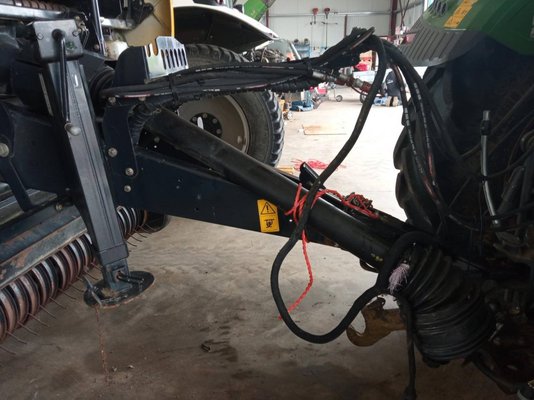 Presse à balles rondes New Holland ROLL BELT 180